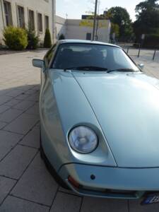 Afbeelding 17/67 van Porsche 928 S (1985)