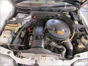 Image 9/71 of Mercedes-Benz 300 E 4-Matic (1990)