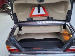 Image 29/42 of Mercedes-Benz 300 CE-24 (1993)