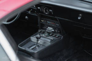 Image 18/20 of Aston Martin V8 (1976)