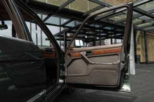 Image 26/34 of BMW 750iL (1989)