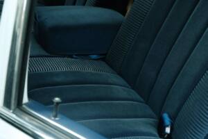 Bild 31/50 von Mercedes-Benz 230 (1977)