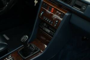 Bild 68/79 von Mercedes-Benz 200 CE (1993)