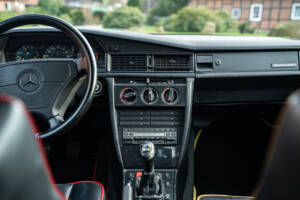 Imagen 33/48 de Mercedes-Benz 190 E 2.3 (1992)