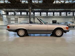 Immagine 2/52 di Mercedes-Benz 500 SL (1984)