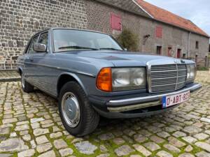 Image 13/23 of Mercedes-Benz 230 E (1984)