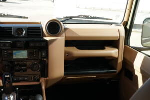 Bild 25/32 von Land Rover Defender 90 Works V8 (2014)