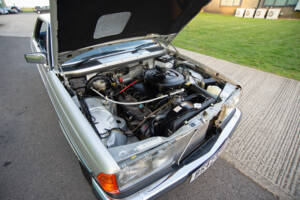 Bild 20/28 von Mercedes-Benz 230 CE (1984)