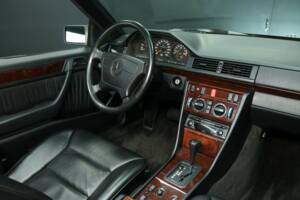 Imagen 21/30 de Mercedes-Benz 300 CE-24 (1993)