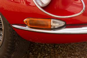 Image 34/50 de Jaguar E-Type (1967)