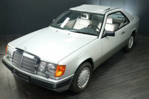 Afbeelding 47/50 van Mercedes-Benz 230 CE (1988)