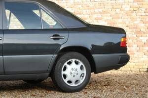 Image 31/50 of Mercedes-Benz 200 E (1992)