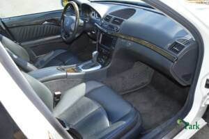 Image 26/50 of Mercedes-Benz E 500 T (2004)
