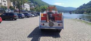 Heckansicht mit Sitzbänken und Pumpe