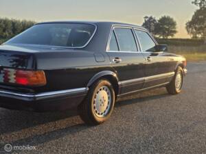 Image 12/50 de Mercedes-Benz 300 SE (1989)