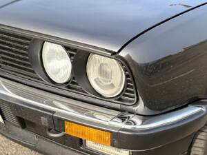 Image 22/27 de BMW 320i (1989)