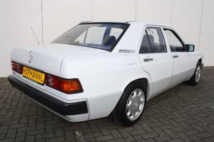 Image 2/11 of Mercedes-Benz 190 E (1989)