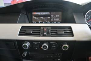 Image 13/18 of BMW M5 (2007)