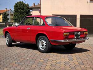 Image 3/45 of Alfa Romeo Giulia GT 1300 Junior (1973)