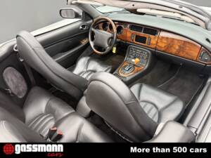 Image 11/15 of Jaguar XK8 4.0 (2000)