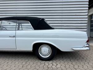 Image 18/33 of Mercedes-Benz 250 SE (1966)