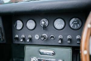 Image 31/36 de Jaguar E-Type (1967)