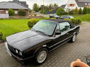 Image 26/40 of BMW 320i (1992)