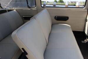 Image 15/22 of Volkswagen T2a minibus L (1970)