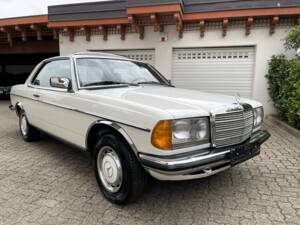 Image 1/24 de Mercedes-Benz 230 CE (1985)