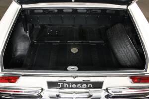 Image 23/27 of Mercedes-Benz 300 SE (1967)