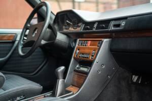Imagen 40/72 de Mercedes-Benz 250 TD (1991)