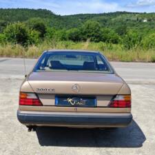Image 8/42 of Mercedes-Benz 300 CE (1988)