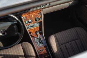Immagine 32/73 di Mercedes-Benz 300 CE (1991)