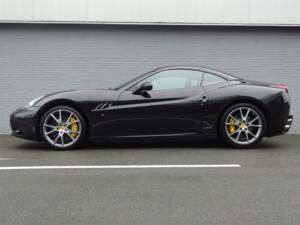 Image 6/99 of Ferrari California (2010)