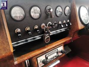 Image 39/64 of Daimler V8-250 (1969)