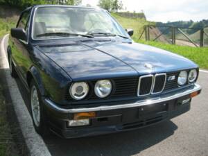 Bild 43/50 von BMW 325i (1989)
