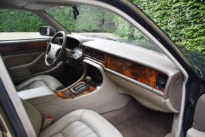 Image 29/40 of Jaguar XJ 6 4.0 Sovereign (1995)