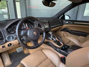 Bild 10/24 von Porsche Cayenne Turbo S (2014)
