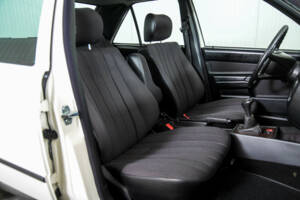 Image 29/50 of Mercedes-Benz 190 D (1985)
