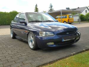 Image 1/8 de Ford Escort 2.0 16V "F1 Edition" (1996)