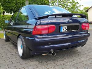 Image 5/8 of Ford Escort 2.0 16V "F1 Edition" (1996)