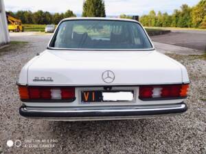Bild 3/9 von Mercedes-Benz 200 (1978)