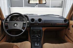 Afbeelding 4/15 van Mercedes-Benz 200 (1983)