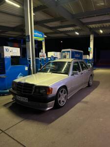 Immagine 48/49 di Mercedes-Benz 190 E (1990)