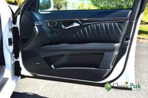 Image 21/50 of Mercedes-Benz E 500 T (2004)