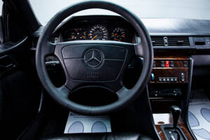 Image 16/29 de Mercedes-Benz E 320 (1995)