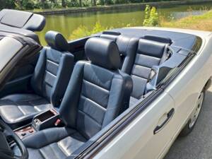 Image 20/36 of Mercedes-Benz E 200 (1994)