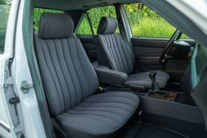 Afbeelding 22/44 van Mercedes-Benz 190 E (1987)