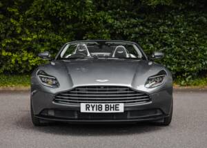 Image 27/39 of Aston Martin DB 11 Volante (2018)