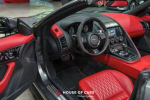 Afbeelding 17/25 van Jaguar F-Type SVR (2017)